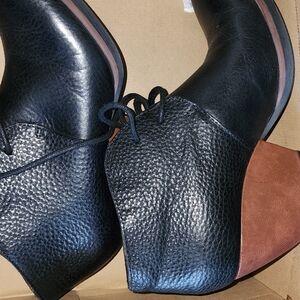 Kors Women's Black and Brown Leather Lace-Up Ankle Boots